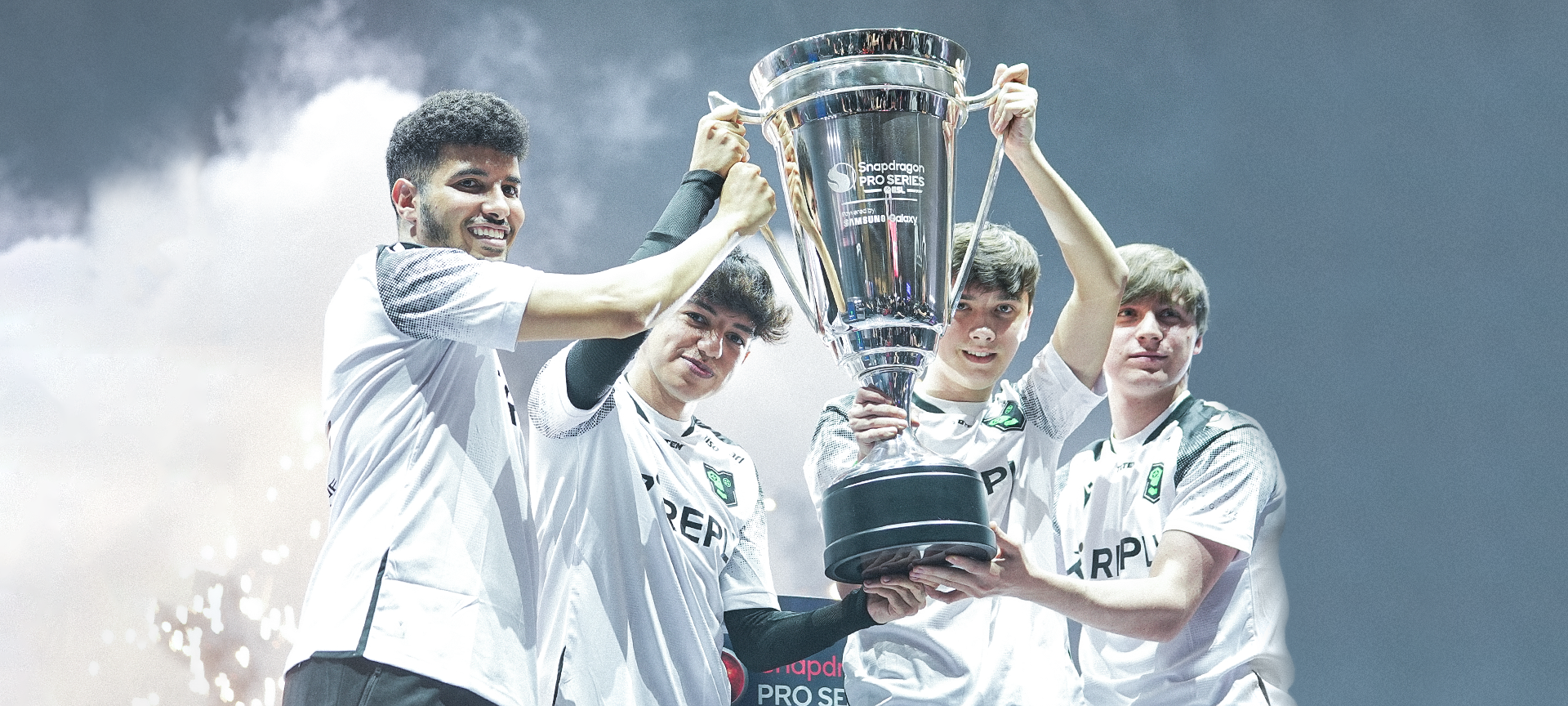 Reply Totem's Brawl Stars team lifting the trophy